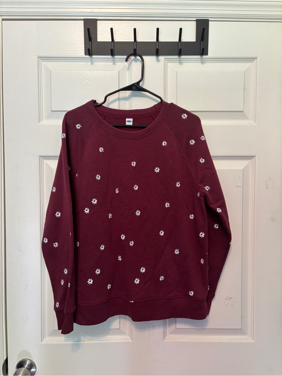 Old Navy Sweaters - Old Navy Maroon Crewneck Sweatshirt with White Daisy Embroidery